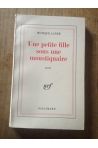 Une petite fille sous la moustiquaire 